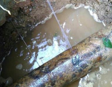 西乡楼顶渗水维修公司分享下地暖漏水的原因及检测方法。